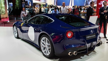 Mondial de l'Automobile de Paris 2016 - Ferrari F12 Berlinetta bleu 3/4 arrière gauche