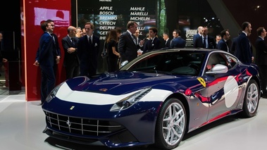 Mondial de l'Automobile de Paris 2016 - Ferrari F12 Berlinetta bleu 3/4 avant gauche