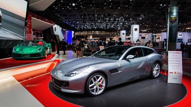 Mondial de l'Automobile de Paris 2016 - Ferrari GTC/4 Lusso T gris 3/4 avant gauche