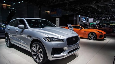 Mondial de l'Automobile de Paris 2016 - Jaguar F-Pace S gris 3/4 avant droit