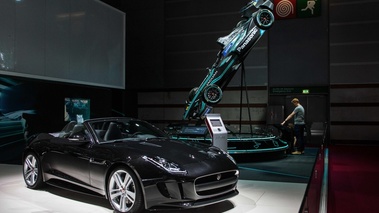 Mondial de l'Automobile de Paris 2016 - Jaguar F-Type V8 S Roadster noir 3/4 avant droit