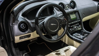 Mondial de l'Automobile de Paris 2016 - Jaguar XJ L Autobiography anthracite tableau de bord