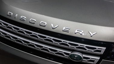 Mondial de l'Automobile de Paris 2016 - Land Rover Discovery V anthracite logo capot