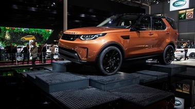 Mondial de l'Automobile de Paris 2016 - Land Rover Discovery V orange 3/4 avant gauche