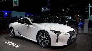 Mondial de l'Automobile de Paris 2016 - Lexus LC500h blanc 3/4 avant droit