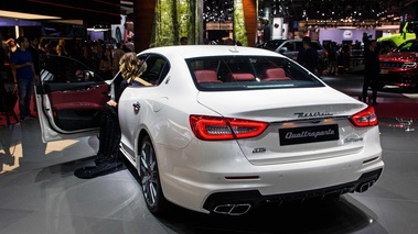 Mondial de l'Automobile de Paris 2016 - Maserati Quattroporte GTS blanc 3/4 arrière gauche