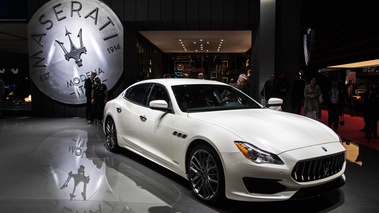 Mondial de l'Automobile de Paris 2016 - Maserati Quattroporte GTS blanc 3/4 avant droit