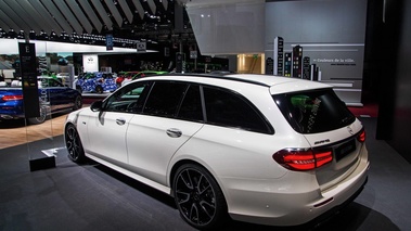 Mondial de l'Automobile de Paris 2016 - Mercedes E43 AMG Estate blanc 3/4 arrière gauche