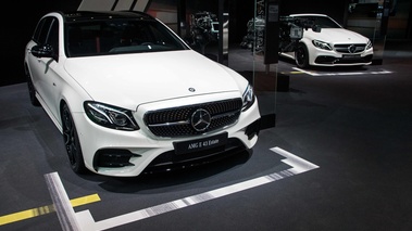 Mondial de l'Automobile de Paris 2016 - Mercedes E43 AMG Estate blanc 3/4 avant droit