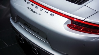Mondial de l'Automobile de paris 2016 - Porsche 991 Targa 4 gris logo capot-moteur
