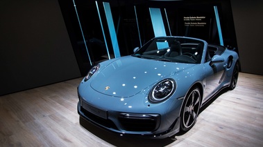 Mondial de l'Automobile de Paris 2016 - Porsche 991 Turbo S Cabriolet bleu 3/4 avant gauche