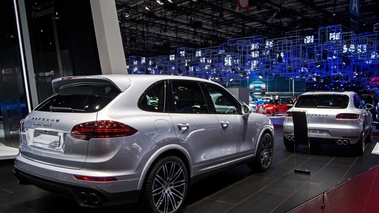 Mondial de l'Automobile de Paris 2016 - Porsche Cayenne II Turbo S gris 3/4 arrière droit