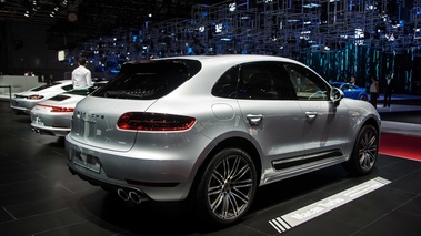 Mondial de l'Automobile de Paris 2016 - Porsche Macan Turbo Pack Performance gris 3/4 arrière droit