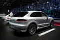 Mondial de l'Automobile de Paris 2016 - Porsche Macan Turbo Pack Performance gris 3/4 arrière droit