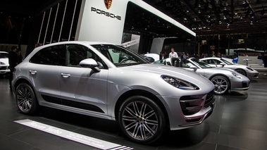 Mondial de l'Automobile de Paris 2016 - Porsche Macan Turbo Pack Performance gris 3/4 avant droit