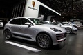 Mondial de l'Automobile de Paris 2016 - Porsche Macan Turbo Pack Performance gris 3/4 avant droit