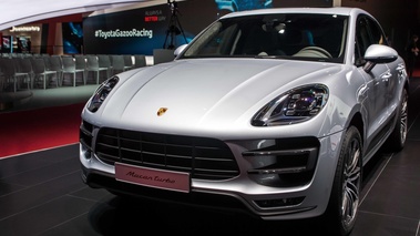 Mondial de l'Automobile de paris 2016 - Porsche Macan Turbo Pack Performance gris 3/4 avant gauche