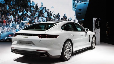 Mondial de l'Automobile de Paris 2016 - Porsche Panamera 4 Hybrid blanc 3/4 arrière droit