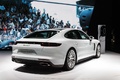 Mondial de l'Automobile de Paris 2016 - Porsche Panamera 4 Hybrid blanc 3/4 arrière droit