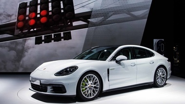 Mondial de l'Automobile de Paris 2016 - Porsche Panamera 4 Hybrid blanc 3/4 avant gauche