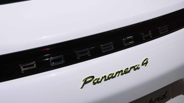 Mondial de l'Automobile de Paris 2016 - Porsche Panamera 4 Hybrid blanc logos coffre