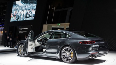 Mondial de l'Automobile de Paris 2016 - Porsche Panamera II Turbo 3/4 arrière gauche