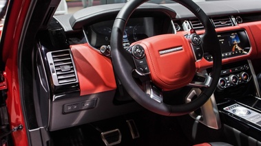 Mondial de l'Automobile de Paris 2016 - Range Rover SV Autobiography rouge tableau de bord