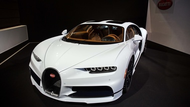 Mondial de l'Automobile de Paris 2018 - Bugatti Chiron SkyView blanc 3/4 avant gauche