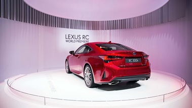 Mondial de l'Automobile de Paris 2018 - Lexus RC 300h rouge 3/4 arrière gauche