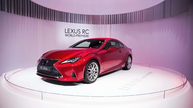 Mondial de l'Automobile de Paris 2018 - Lexus RC 300h rouge 3/4 avant gauche