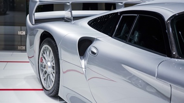 Mondial de l'Automobile de Paris 2018 - Porsche 911 GT1 gris aile arrière