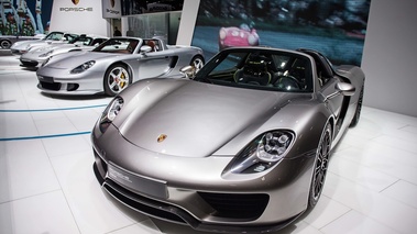 Mondial de l'Automobile de Paris 2018 - Porsche 918 Spyder anthracite 3/4 avant gauche