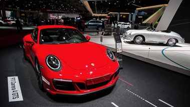 Mondial de l'Automobile de Paris 2018 - Porsche 991 Carrera 4 GTS rouge 3/4 avant droit