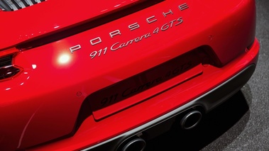 Mondial de l'Automobile de Paris 2018 - Porsche 991 Carrera 4 GTS rouge logos capot moteur