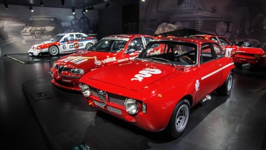 Museo Alfa Romeo - 1300 Junior GTA rouge 3/4 avant gauche