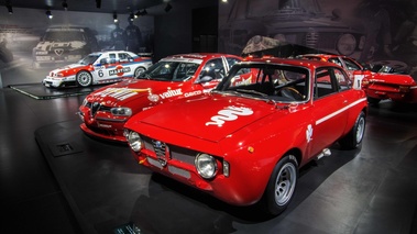 Museo Alfa Romeo - 1300 Junior GTA rouge 3/4 avant gauche