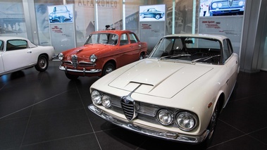 Museo Alfa Romeo - 2600 Sprint blanc 3/4 avant gauche