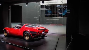 Museo Alfa Romeo - 33 Stradale rouge 3/4 arrière gauche