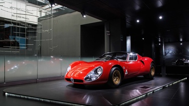 Museo Alfa Romeo - 33 Stradale rouge 3/4 avant gauche 2