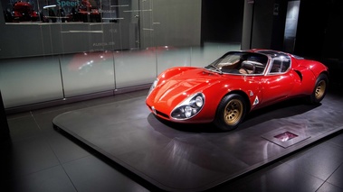 Museo Alfa Romeo - 33 Stradale rouge 3/4 avant gauche