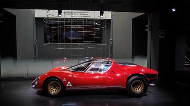 Museo Alfa Romeo - 33 Stradale rouge profil