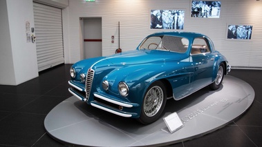 Museo Alfa Romeo - 6C 2300B Mille Miglia bleu 3/4 avant gauche