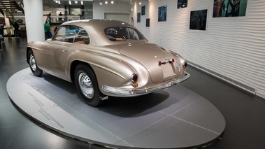 Museo Alfa Romeo - 6C 2500 Super Sport Villa d'Este beige 3/4 arrière gauche
