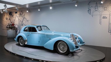 Museo Alfa Romeo - 8C 2900B Lungo bleu 3/4 avant droit