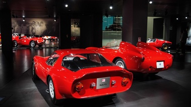 Museo Alfa Romeo - TZ2 rouge 3/4 arrière gauche