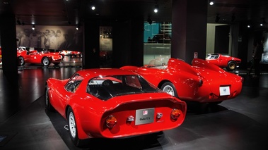 Museo Alfa Romeo - TZ2 rouge 3/4 arrière gauche