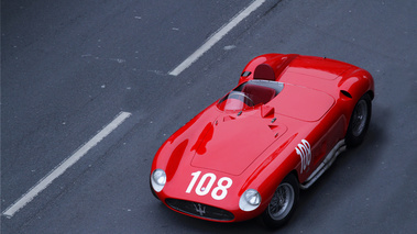 Rétromobile 2012 - Maserati rouge 3/4 avant gauche vue de haut