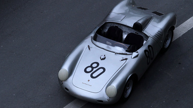 Rétromobile 2012 - Porsche 550 Spyder gris 3/4 avant gauche vue de haut