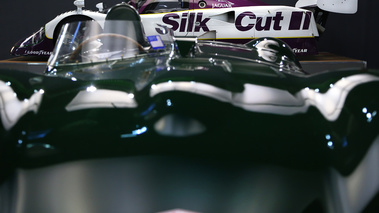 Rétromobile 2013 - Jaguar XJR-9 Silk Cut profil