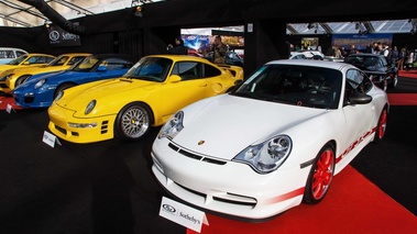 RM Auctions - Paris 2017 - Porsche 996 GT3 RS blanc/rouge 3/4 avant gauche